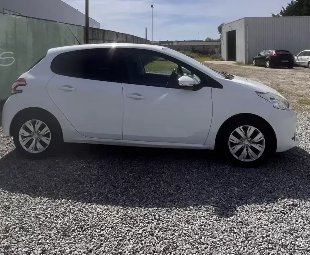 Peugeot 208 2015 - 7250 EUR, 84100 km - AUTO.MOTO.pt - 84100km - foto 3 de 19