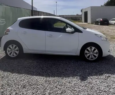 Peugeot 208 2015 - 7250 EUR, 84100 km - AUTO.MOTO.pt - 84100km - foto 3 de 19