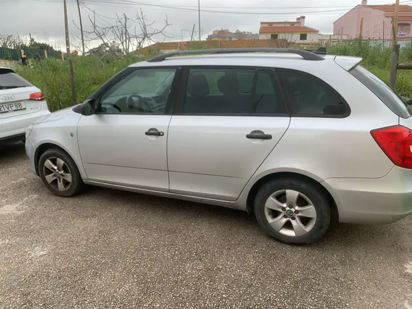 Skoda Fabia 2011 - 3000 EUR, 177000 km - 177000km - foto 6 de 7