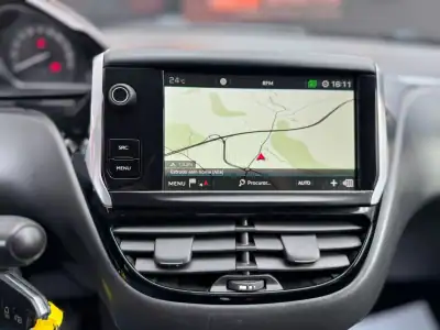 Peugeot 208 VAN 1.6 HDi Premium 2017 - 11750 EUR, 95494 km - AUTO.MOTO.pt - 95494km - foto 6 de 15