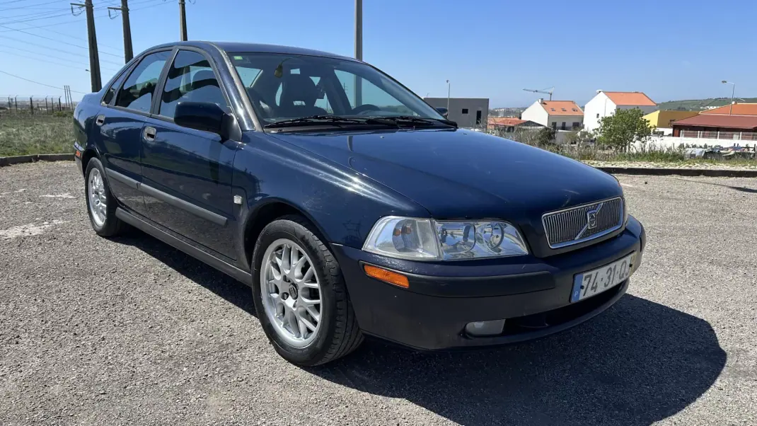 Volvo S40 2000 - 3750 EUR, 400000 km - AUTO.MOTO.pt - 400000km - foto 1 de 13