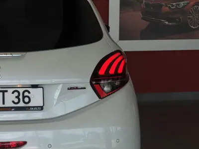 Peugeot 208 2017 - 12990 EUR, 101119 km - AUTO.MOTO.pt - 101119km - foto 10 de 22