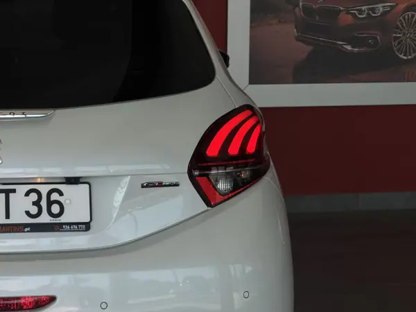 Peugeot 208 2017 - 12990 EUR, 101119 km - AUTO.MOTO.pt - 101119km - foto 10 de 22