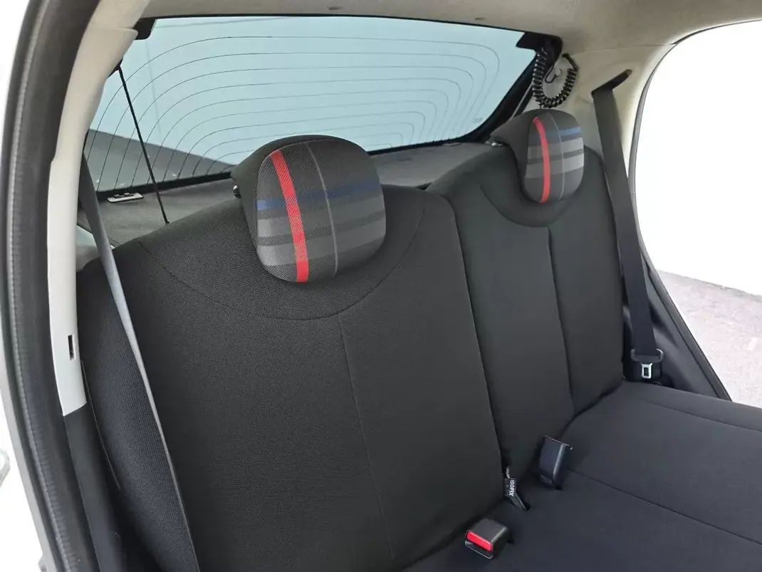 Peugeot 108 2014 - 6750 EUR, 58030 km - AUTO.MOTO.pt - 58030km - foto 22 de 28