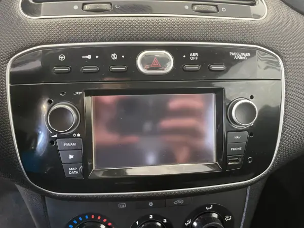 Fiat Punto 2017 - 9250 EUR, 97114 km - AUTO.MOTO.pt - 97114km - foto 9 de 13