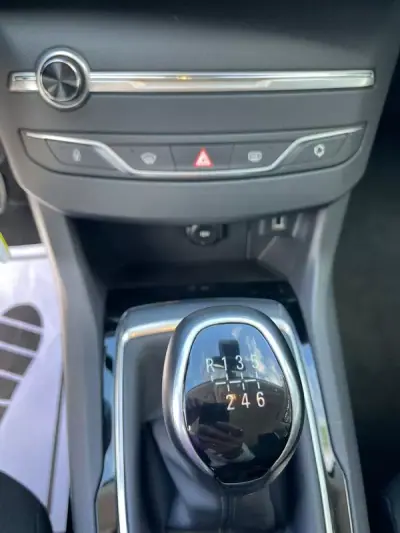 Peugeot 308 2021 - 15200 EUR, 92693 km - AUTO.MOTO.pt - 92693km - foto 9 de 24