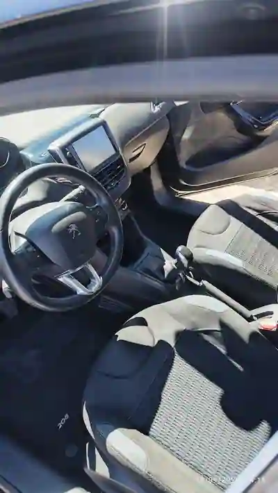 Peugeot 208 2015 - 7000 EUR, 133000 km - 133000km - foto 8 de 15