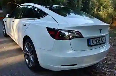 Tesla Model 3 2023 — foto 4 de 14