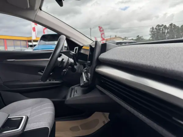 Renault Mégane E-Tech 2022 - 22500 EUR, 89000 km - AUTO.MOTO.pt - 89000km - foto 38 de 44