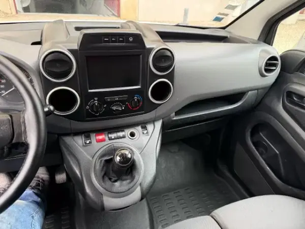Citroën Berlingo 2015 - 7900 EUR, 221000 km - AUTO.MOTO.pt - 221000km - foto 23 de 29