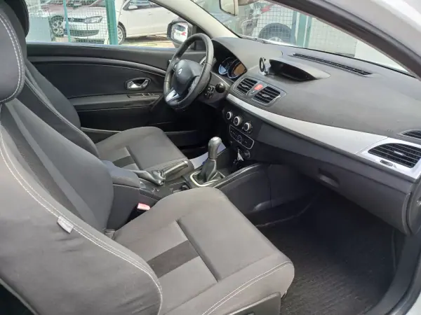 Renault Mégane Coupe 2010 - 7950 EUR, 115752 km - AUTO.MOTO.pt - 115752km - foto 21 de 25