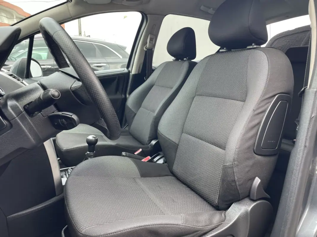Peugeot 207 2011 - 5450 EUR, 211655 km - AUTO.MOTO.pt - 211655km - foto 14 de 24