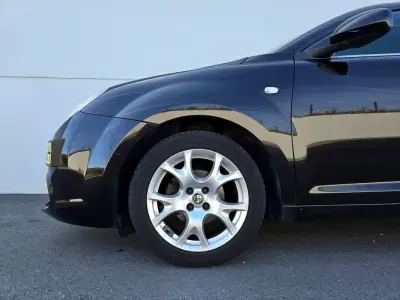 Alfa Romeo MiTo 2009 - 3750 EUR, 98428 km - AUTO.MOTO.pt - 98428km - foto 6 de 21