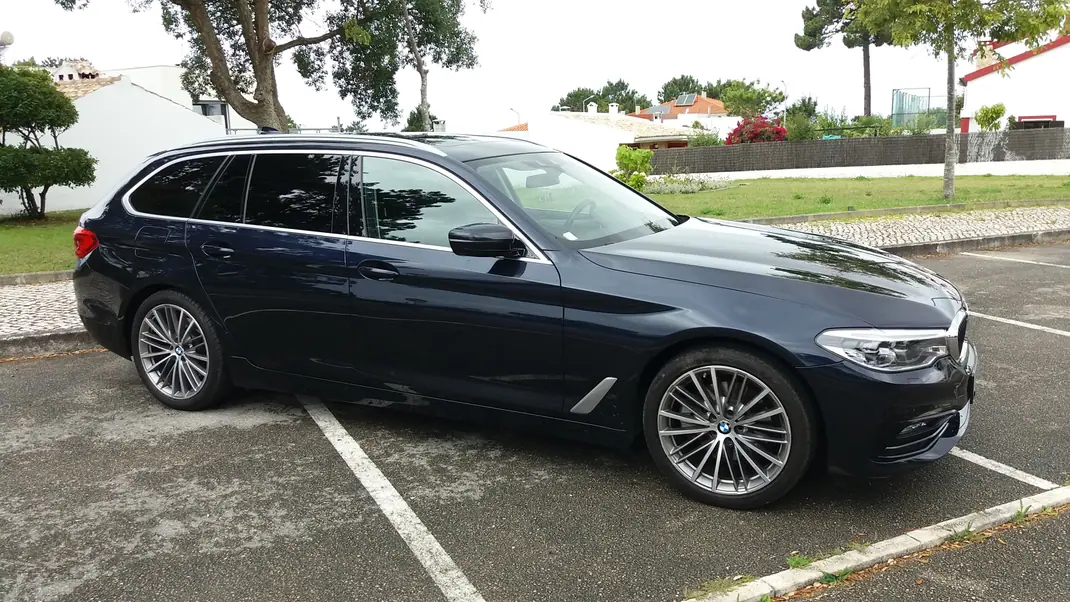 BMW 520 2017 - 28000 EUR, 95000 km - AUTO.MOTO.pt - 95000km - foto 1 de 15