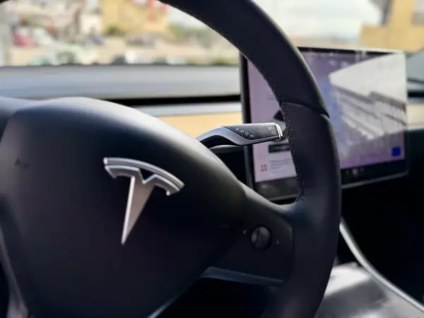 Tesla Model 3 2020 - 27950 EUR, 97000 km - AUTO.MOTO.pt - 97000km - foto 22 de 26