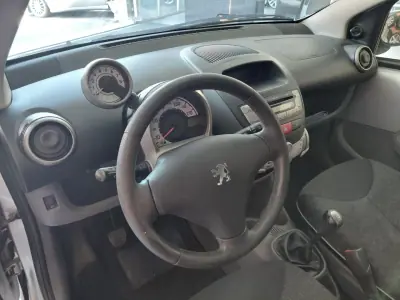 Peugeot 107 2011 - 4899 EUR, 189000 km - AUTO.MOTO.pt - 189000km - foto 9 de 17