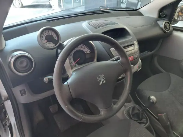 Peugeot 107 2011 - 4899 EUR, 189000 km - AUTO.MOTO.pt - 189000km - foto 9 de 17