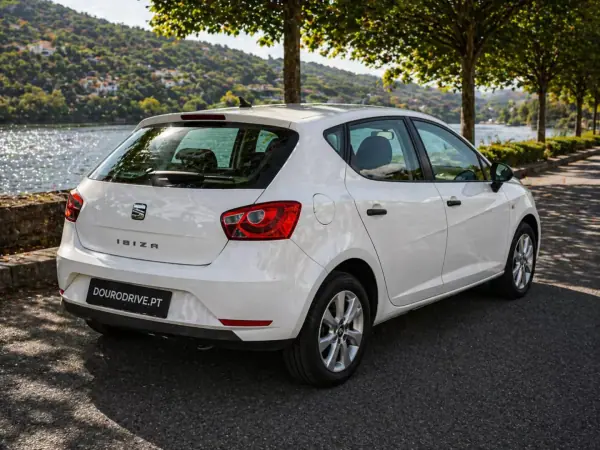 SEAT Ibiza 2017 - 8950 EUR, 106000 km - AUTO.MOTO.pt - 106000km - foto 4 de 8