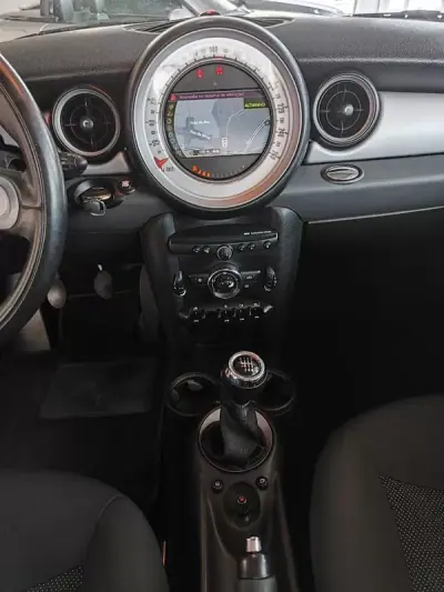 MINI One 2011 - 8250 EUR, 180000 km - AUTO.MOTO.pt - 180000km - foto 31 de 34