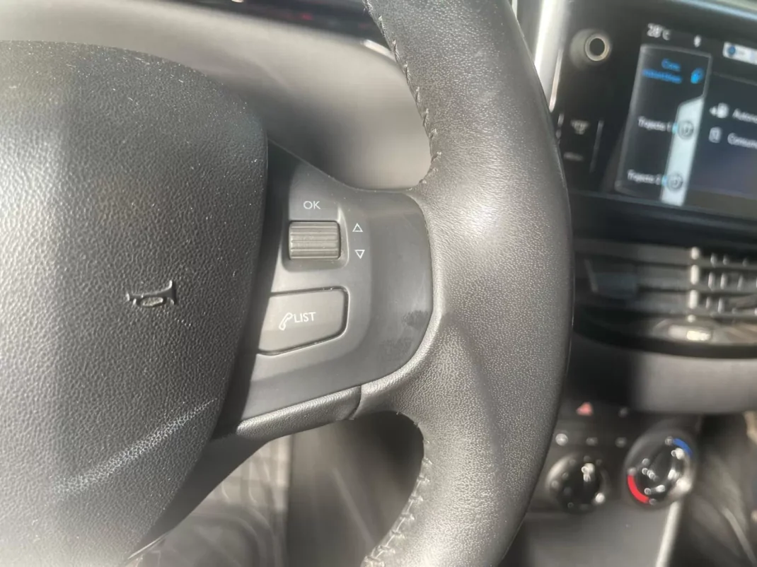 Peugeot 208 2013 - 6999 EUR, 195000 km - AUTO.MOTO.pt - 195000km - foto 34 de 35