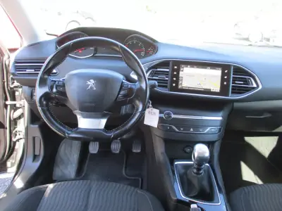 Peugeot 308 SW 2015 - 9900 EUR, 150000 km - AUTO.MOTO.pt - 150000km - foto 9 de 13