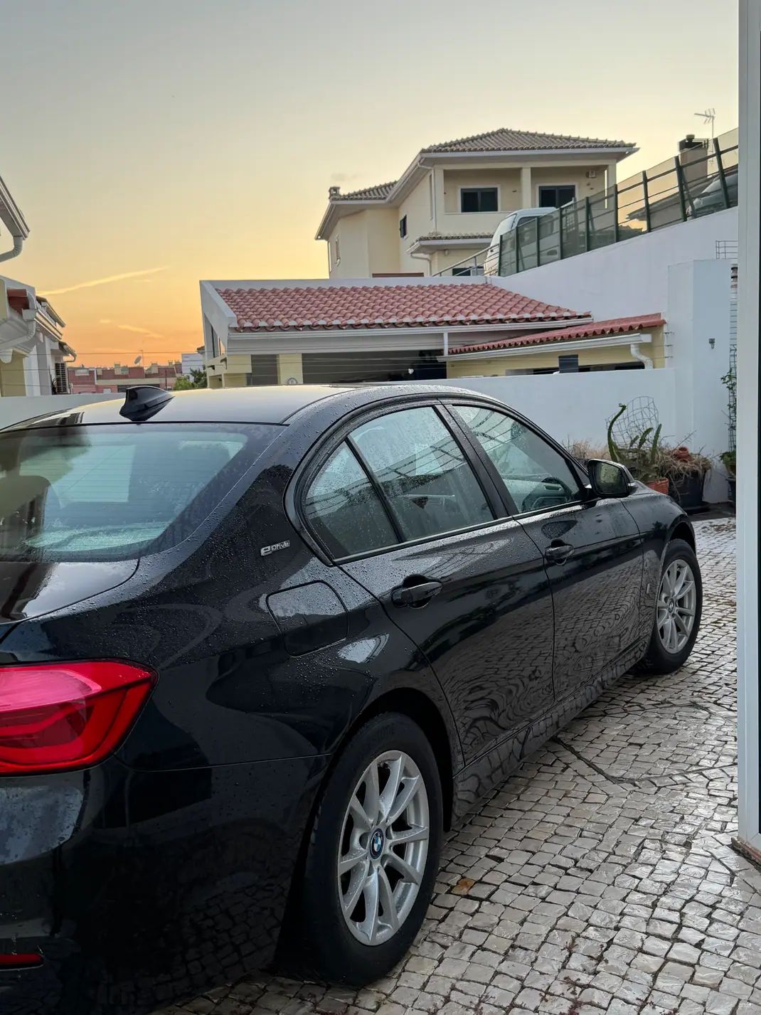BMW 330e 2017 - 21900 EUR, 121 km - AUTO.MOTO.pt - 121km - foto 2 de 9