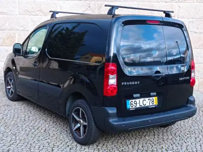Peugeot Partner 2010 - 9990 EUR, 117500 km - AUTO.MOTO.pt - 117500km - foto 2 de 12