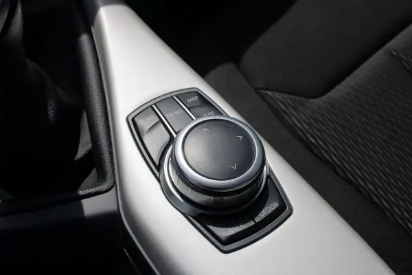 BMW 116 2018 - 16500 EUR, 113000 km - AUTO.MOTO.pt - 113000km - foto 29 de 33