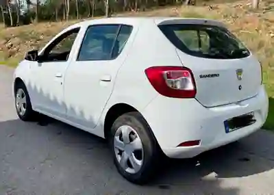 Dacia Sandero 2013 - 7490 EUR, 189000 km - AUTO.MOTO.pt - 189000km - foto 12 de 13