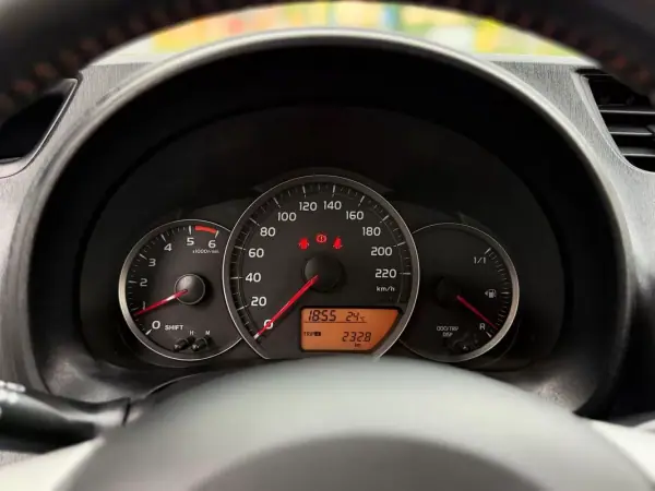Toyota Yaris 2012 - 7490 EUR, 240000 km - AUTO.MOTO.pt - 240000km - foto 9 de 10