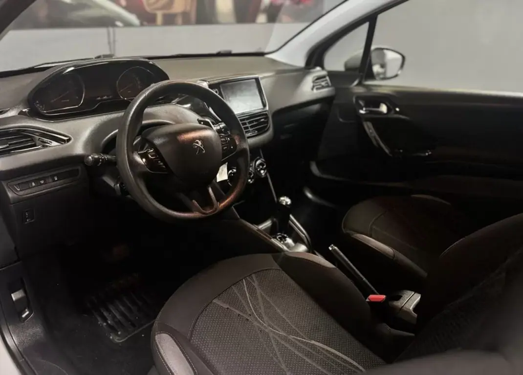 Peugeot 208 2014 - 8990 EUR, 174000 km - AUTO.MOTO.pt - 174000km - foto 6 de 9