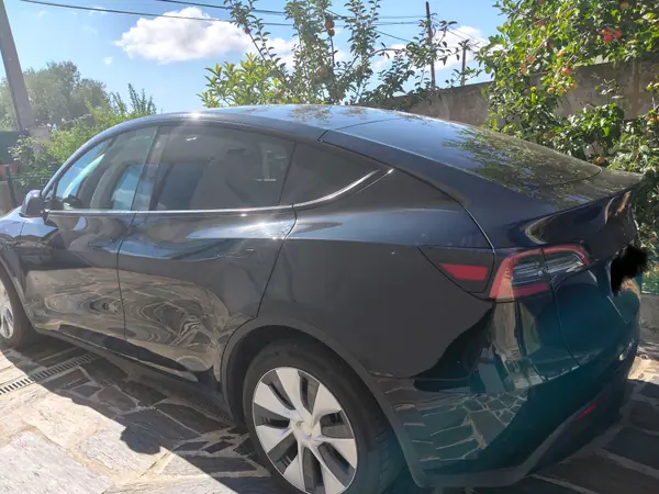 Tesla Model Y 2023 - 28500 EUR, 158000 km - AUTO.MOTO.pt - 158000km - foto 2 de 9