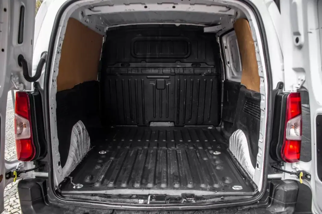 Peugeot Partner BlueHDi 100 L2 Cabine Dupla 2021 - 12990 EUR, 103902 km - AUTO.MOTO.pt - 103902km - foto 25 de 28