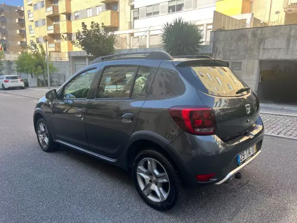Dacia Sandero 2017 - 8950 EUR, 158000 km - AUTO.MOTO.pt - 158000km - foto 5 de 15