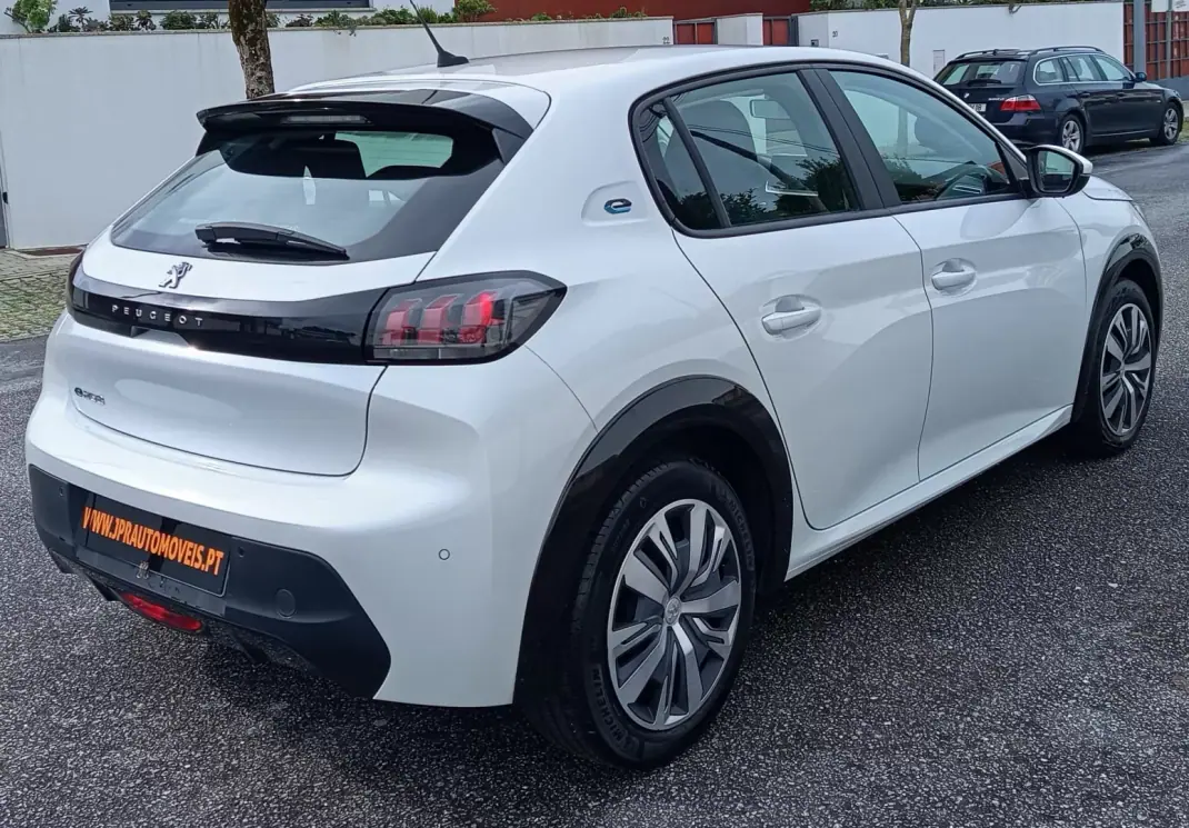 Peugeot e-208 2021 - 14490 EUR, 57700 km - AUTO.MOTO.pt - 57700km - foto 6 de 17