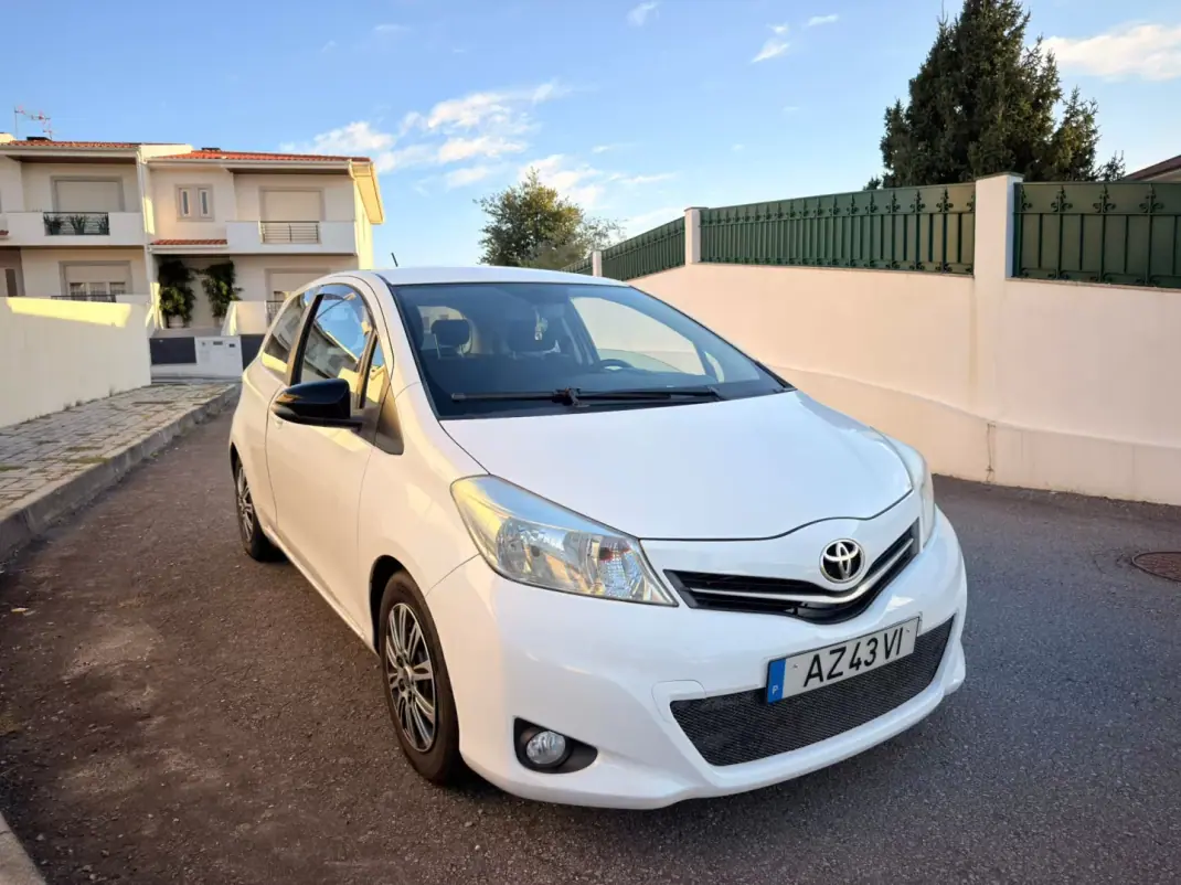 Toyota Yaris 2013 - 8750 EUR, 200000 km - 200000km - foto 2 de 12