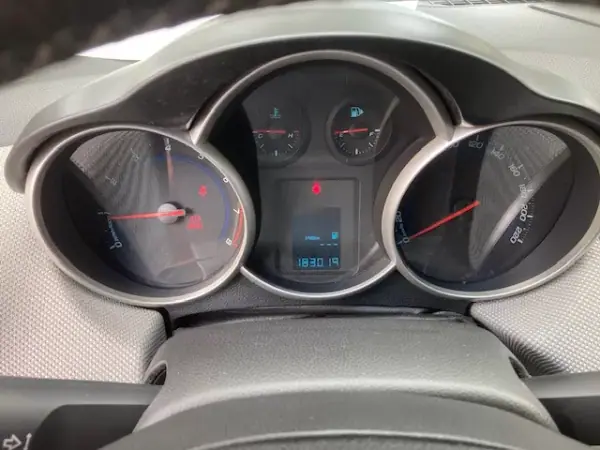 Chevrolet Cruze 2011 - 7300 EUR, 183000 km - AUTO.MOTO.pt - 183000km - foto 11 de 19
