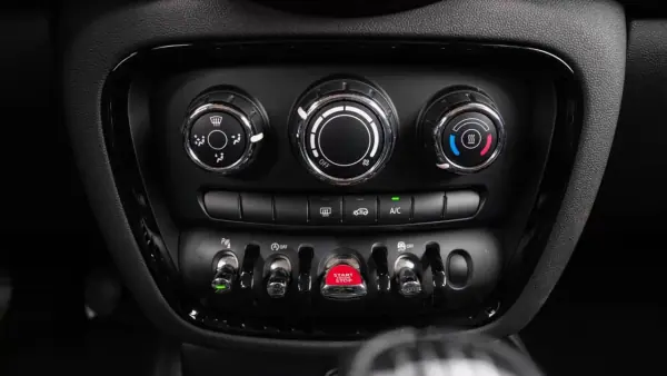 MINI Clubman 2018 - 24999 EUR, 131000 km - AUTO.MOTO.pt - 131000km - foto 6 de 37
