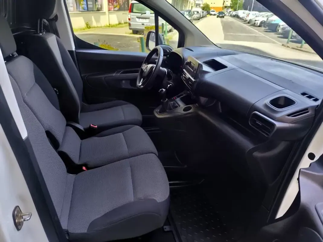 Opel COMBO 2019 - 11980 EUR, 162000 km - AUTO.MOTO.pt - 162000km - foto 4 de 21