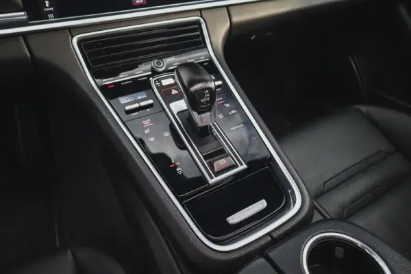 Porsche Panamera Sport Turismo 2019 - 67480 EUR, 97640 km - AUTO.MOTO.pt - 97640km - foto 13 de 71