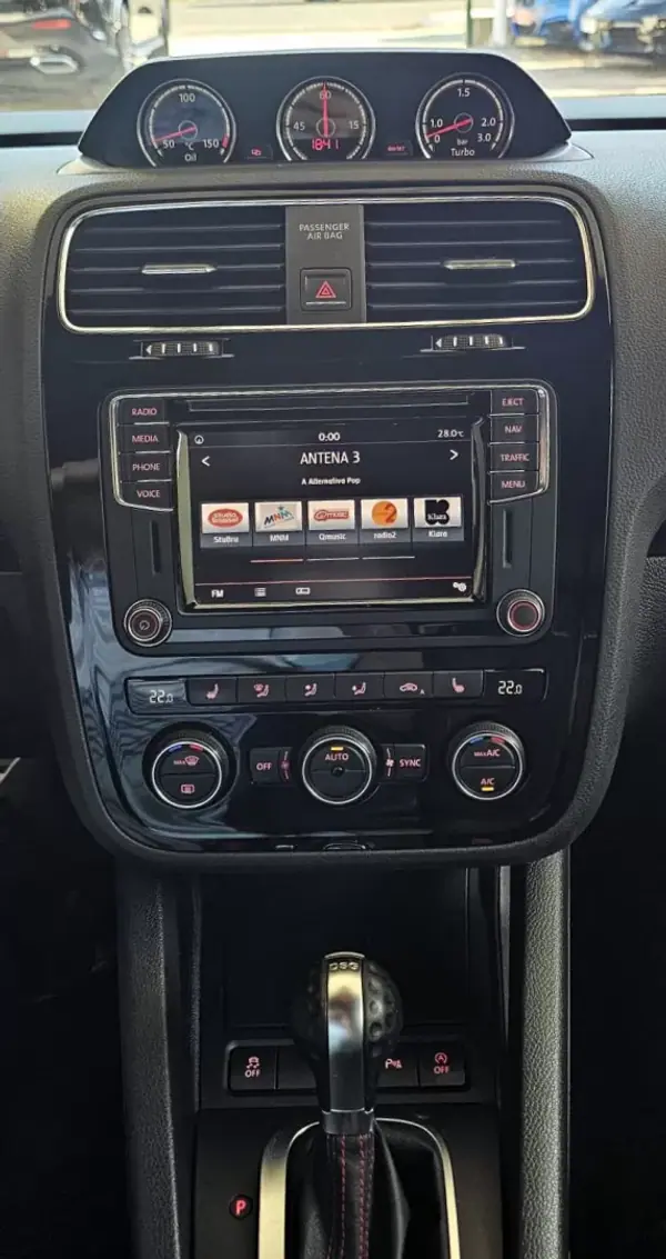 Volkswagen Scirocco 2015 - 25000 EUR, 125000 km - AUTO.MOTO.pt - 125000km - foto 9 de 28