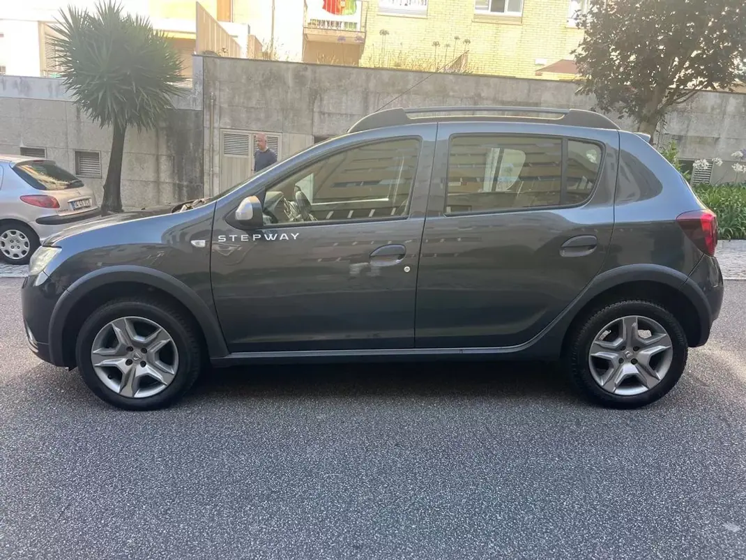 Dacia Sandero 2017 - 8950 EUR, 158000 km - AUTO.MOTO.pt - 158000km - foto 9 de 15