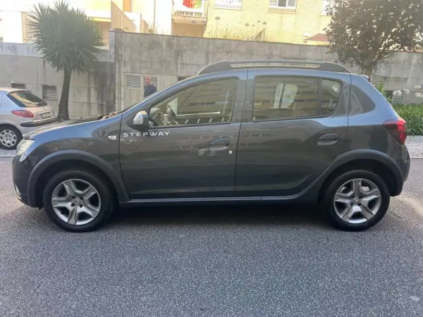 Dacia Sandero 2017 - 8950 EUR, 158000 km - AUTO.MOTO.pt - 158000km - foto 9 de 15