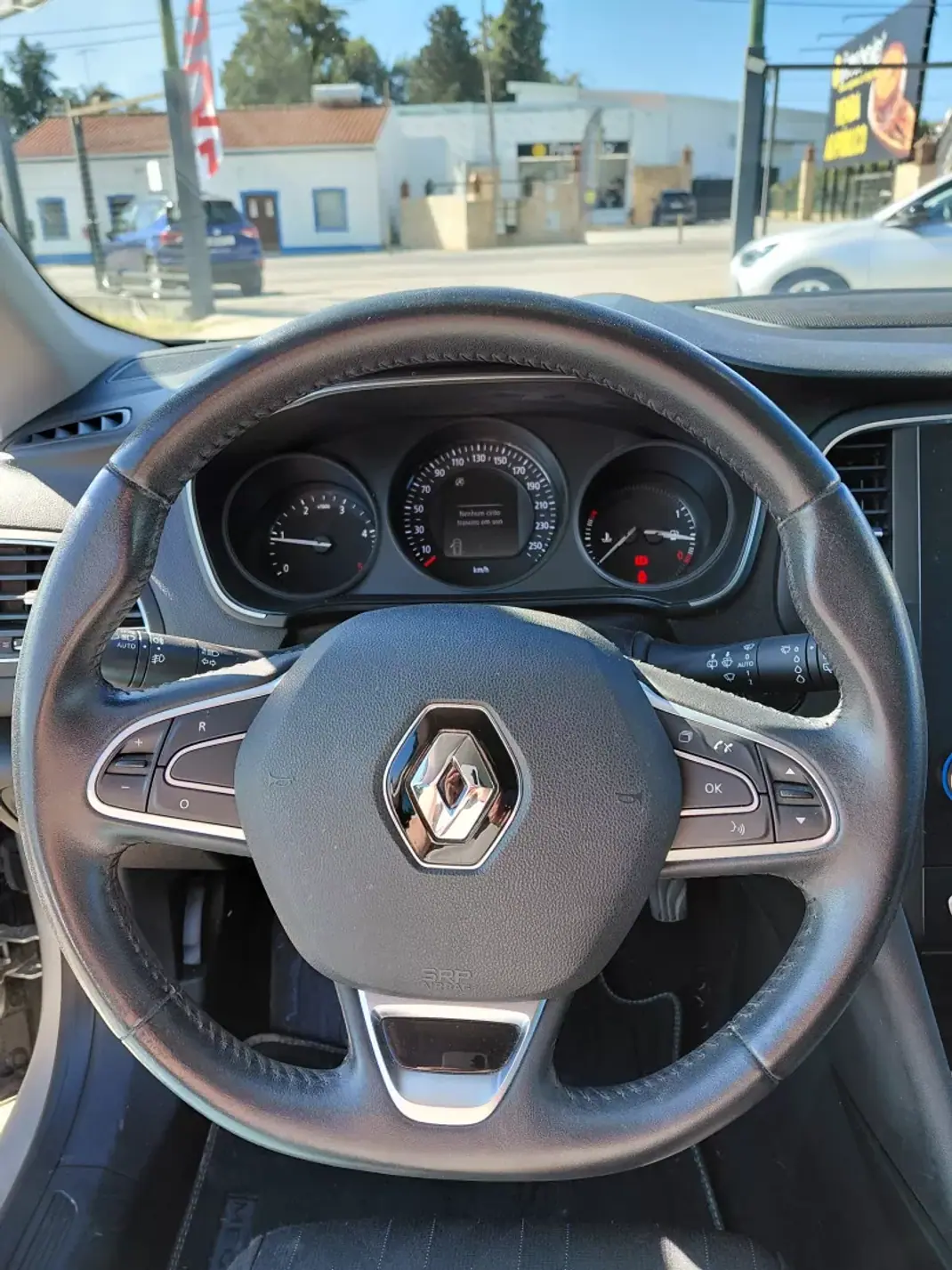 Renault Mégane 2019 - 16900 EUR, 91000 km - AUTO.MOTO.pt - 91000km - foto 4 de 13