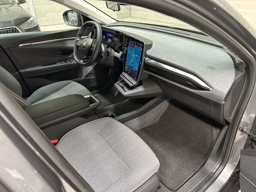 Renault Mégane E-Tech 2023 - 22450 EUR, 46780 km - AUTO.MOTO.pt - 46780km - foto 10 de 48