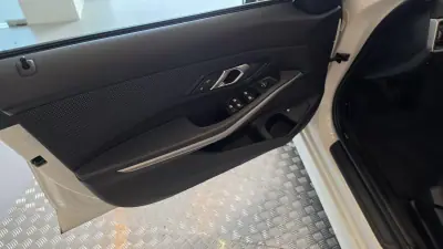 BMW 330 2019 - 22900 EUR, 111028 km - AUTO.MOTO.pt - 111028km - foto 36 de 54