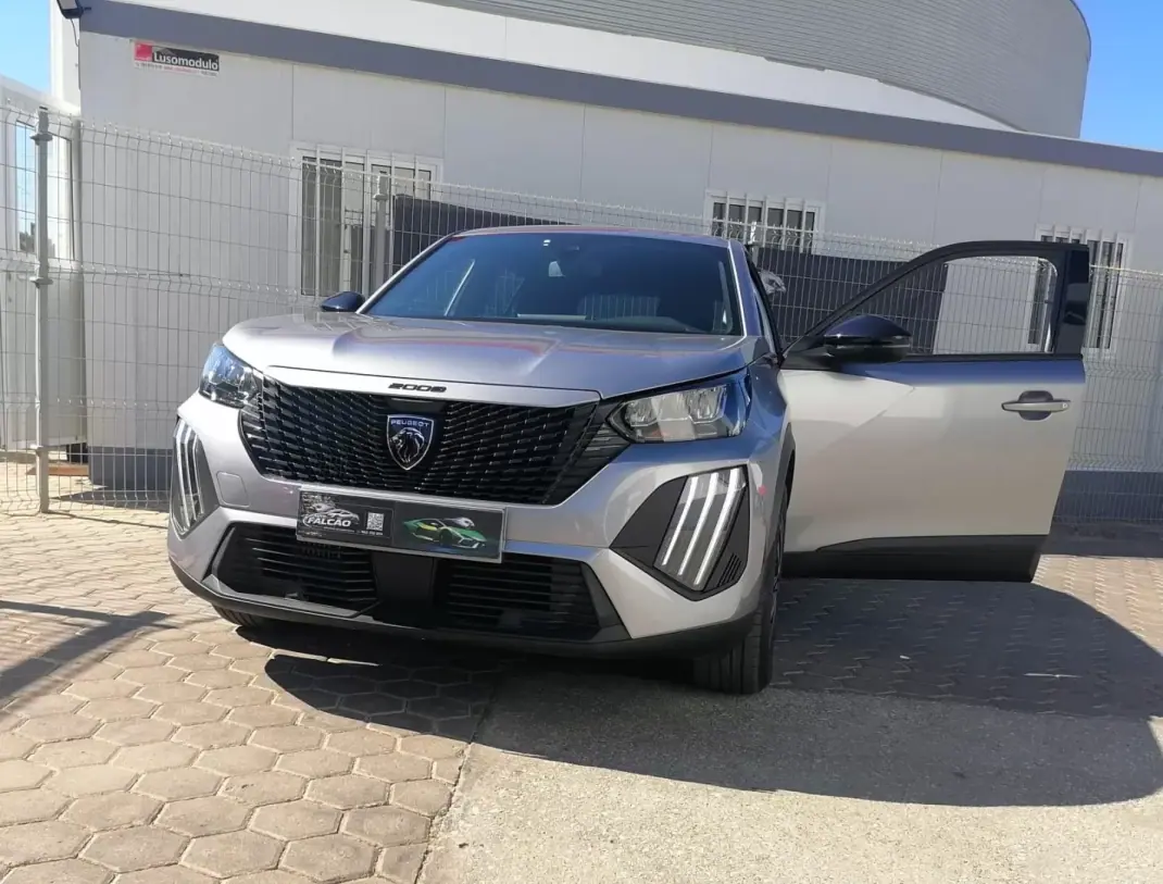 Peugeot 2008 2025 - 21900 EUR, 23898 km - 23898km - foto 5 de 17