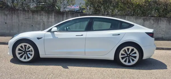 Tesla Model 3 2022 - 30000 EUR, 48000 km - AUTO.MOTO.pt - 48000km - foto 15 de 18