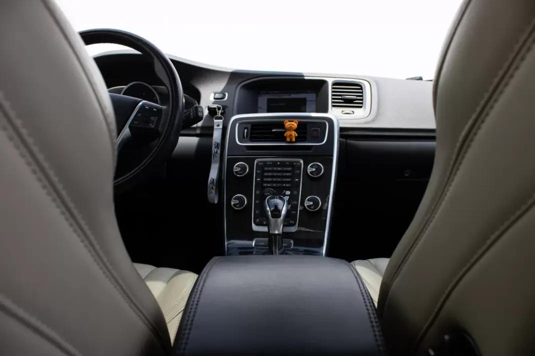 Volvo V60 2013 - 12500 EUR, 242000 km - 242000km - foto 35 de 45