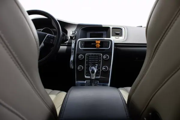 Volvo V60 2013 - 12500 EUR, 242000 km - AUTO.MOTO.pt - 242000km - foto 35 de 45